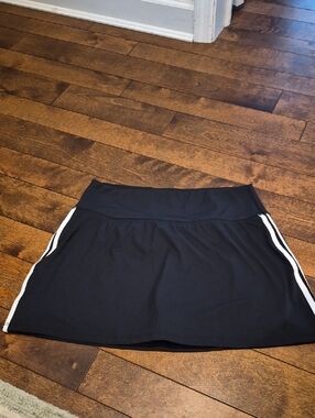 HALARA Black Athletic Skort with White Side Stripes